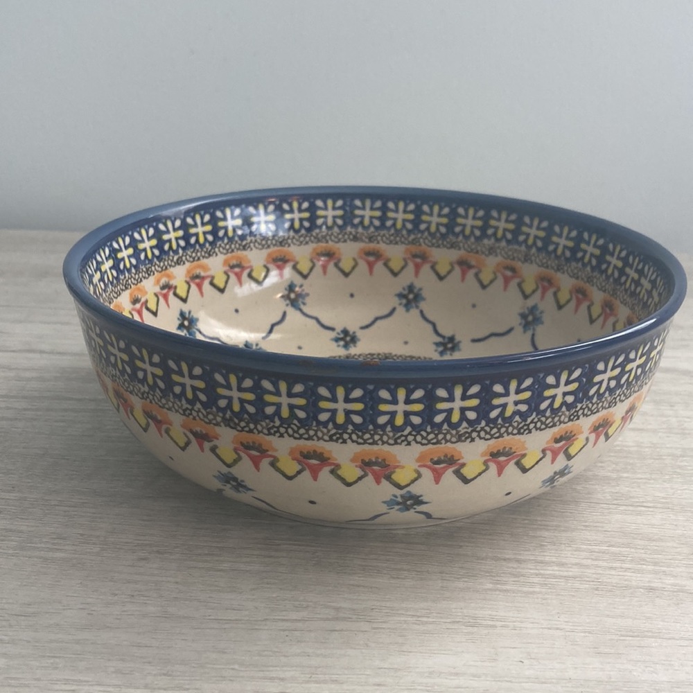 beautiful polish pottery 8 inch serving bowl- like new- Holds 7 cups to top